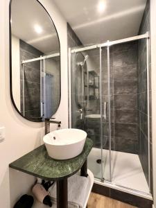 a bathroom with a sink and a shower at Appartement standing à 7min de Fontainebleau centre, 3min de Moret-sur-Loing et 45min de Paris (1min à pied de la gare) in Veneux-les-Sablons