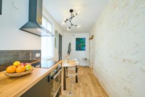 Majoituspaikan Appartement standing à 7min de Fontainebleau centre, 3min de Moret-sur-Loing et 45min de Paris (1min à pied de la gare) keittiö tai keittotila