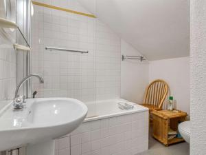Bathroom sa Appartement Barèges, 3 pièces, 6 personnes - FR-1-403-9