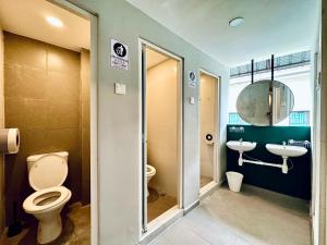un baño con inodoro y lavabo en Georgetown landed Guest House WL, en George Town