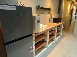 cocina con encimera de madera y nevera en Georgetown landed Guest House WL, en George Town 16 fotos más
