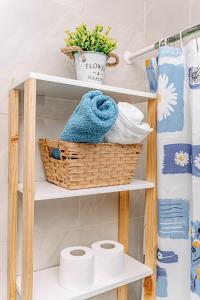 una cesta en un estante del baño con papel higiénico en 2 Cabañas para 5 Personas Oasis Pica-Matilla, en Pica