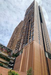 un edificio alto y alto con un cielo en Lucentia Residence by EAS Maju property en Kuala Lumpur