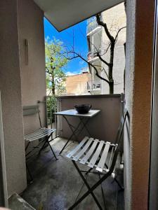 een klein balkon met een tafel en een stoel bij Gemütliche grosse Wohnung Nähe Uni in Bazel