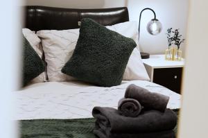 Grace House Apartment - Yorkshire : غرفة نوم مع سرير مع اللوح الأمامي والوسائد السوداء