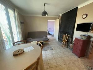 Televízia a/alebo spoločenská miestnosť v ubytovaní Appartement T2 pied des pistes avec parking et balcon - FR-1-593-79
