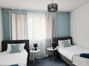 北安普敦的住宿－Guest House - close to all amenities，一间卧室设有两张床和窗户。