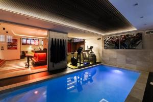 ein Schwimmbad in der Mitte eines Hauses in der Unterkunft N18 luxury boutique apartment with a private pool & spa in Mailand