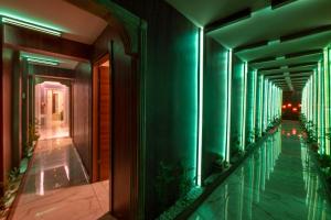 un couloir d'un immeuble avec éclairage vert dans l'établissement Litros Hotel & Spa, à Istanbul