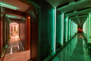 un corridoio di un edificio con illuminazione verde di Litros Hotel & Spa a Istanbul