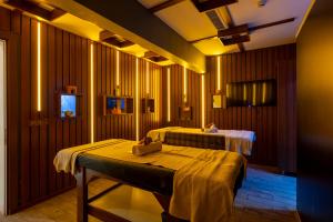 2 łóżka w pokoju z żółtymi światłami w obiekcie Litros Hotel & Spa w Stambule