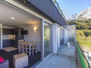 Cette maison dispose d'un balcon avec une table et d'une cuisine. dans l'établissement Studio Gourette, 1 pièce, 6 personnes - FR-1-400-121, à Eaux-Bonnes