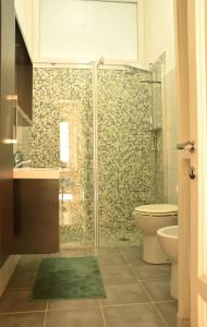 y baño con ducha, aseo y lavamanos. en Civico 37 Casa Vacanze Porta Romana, en Milán