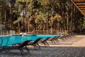Zuzumbo Resort & Spa في تيلافي: صف كراسي للجلوس بجانب مسبح