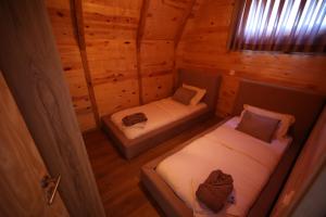 an overhead view of two beds in a cabin at Freskia Resort in Ferizaj