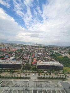 eine Luftansicht einer Stadt mit Gebäuden in der Unterkunft Unit B50-10 Pollux Habibie Luxury in Batam Center