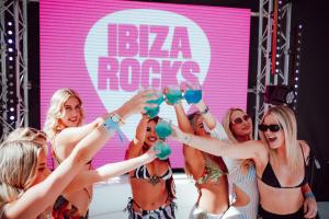 eine Gruppe von Frauen in Bikinis, die Getränke hochhalten in der Unterkunft Ibiza Rocks Hotel - Adults Only in Sant Antoni de Portmany