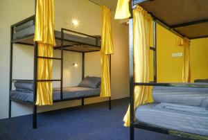 Giường trong phòng chung tại Firefly Hostel