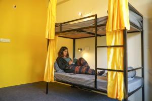 Giường trong phòng chung tại Firefly Hostel