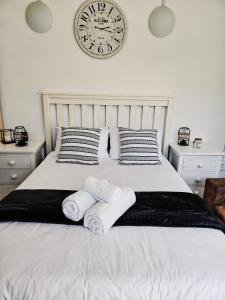 a bedroom with a large bed with towels on it at Apartment on 4th Avenue in East London