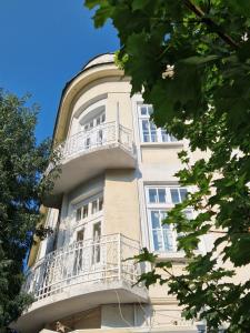 un edificio con balconi sui lati di Lambo's Corner Varna - Guest Rooms a Varna