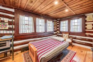 um quarto com uma cama num quarto com tectos em madeira em Mountain Peace II em Lake Junaluska