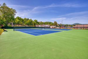 um campo de ténis com dois campos de ténis em Mountain Peace II em Lake Junaluska