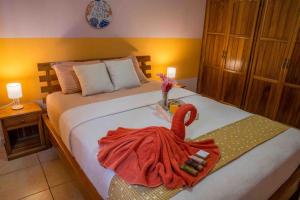 Un dormitorio con una cama con un cisne. en Caribbean Villages Aparments en Bocas del Toro