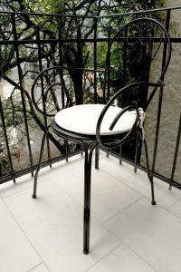 una silla blanca y negra sentada en un balcón en Flowers Premium Apartments & Rooms en Zagreb