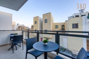 Balkón alebo terasa v ubytovaní A lovely 2BR home with a private balcony by 360 Estates