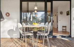 - une salle à manger avec une table et des chaises dans l'établissement Pet Friendly Home In Fan With Wifi, à Fanø