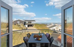 En balkon eller terrasse på Gorgeous Home In Blokhus With House Sea View