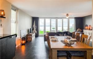 comedor y sala de estar con mesa y sillas en Stunning Home In Wieringerwerf With Wi-fi, en Wieringerwerf