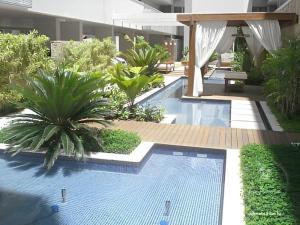 duży basen w budynku z roślinami w obiekcie hihome - Mandai Flat w mieście Cabo Frio