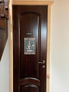 una puerta de madera con un cartel en Biwako Hills Resort - Vacation STAY 47898v en Takashima