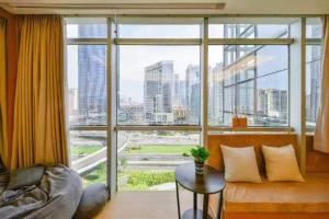 un soggiorno con una grande finestra con vista sulla città di House of Great White Apartment a Shenzhen
