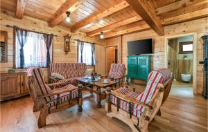 ein Wohnzimmer mit Stühlen, einem Tisch und einem TV in der Unterkunft Lovely Home In Vinogradi Ludbreski With Kitchen in Ludbreg