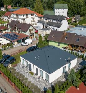 eine Luftansicht eines Hauses mit Dach in der Unterkunft Wisełka Apartamenty Sea & Lake in Wisełka