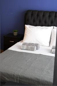 Una cama blanca con dos almohadas encima. en Raise Limassol Urban Escape, en Limassol