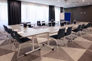 uma sala de conferências com uma mesa longa e cadeiras em Holiday Inn Express Fürth, an IHG Hotel em Fürth