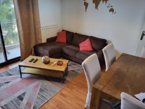 Posezení v ubytování Appartement chaleureux vue panoramique + 8 fotografií