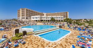 The swimming pool at or close to Globales Almirante Farragut