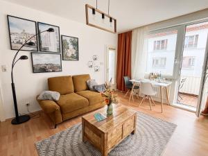a living room with a couch and a table at Apartment mit großem Balkon in Hannover Nordstadt in Hannover