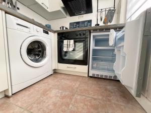 a laundry room with a washer and dryer at Apartment mit großem Balkon in Hannover Nordstadt in Hannover