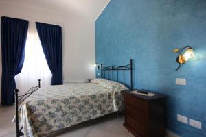Laureana CilentoにあるAgriturismo Terra E Mareのベッドルーム1室(ベッド1台、ドレッサー、窓付)