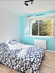 - une chambre avec un lit et une fenêtre dans l'établissement Maison à Aurillac - 3 chambres - Arrivée autonome, à Aurillac