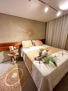 een hotelkamer met 2 bedden en een tafel bij Casa Nina Milagres in São Miguel dos Milagres