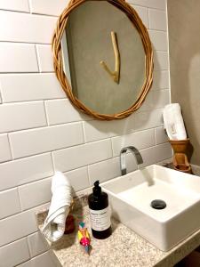 een badkamerbar met een wastafel en een spiegel bij Casa Nina Milagres in São Miguel dos Milagres