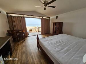 Agonda Beach Villa في أغوندا: غرفة نوم مع سرير وإطلالة على المحيط