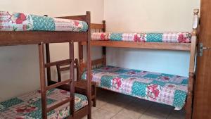 Katil dua tingkat atau katil-katil dua tingkat dalam bilik di Casa Caraguatatuba Nelson